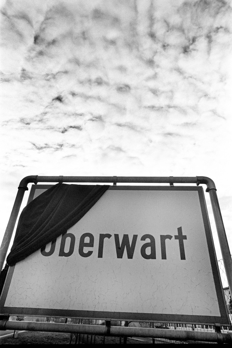 Oberwart, 6.2.1995, Foto: Heribert Corn. Die Wiener Wochenzeitung Falter veröffentlichte das Foto in seiner Ausgabe zu den Morden in Oberwart im Februar 1995 am Cover. Im Unterschied zu den meisten österreichischen Tageszeitungen und Zeitschriften verzichtete der Falter bewusst auf Fotos, die die Ermordeten zeigten.