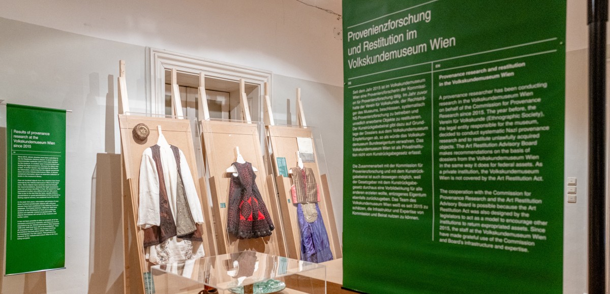 : Ausstellung „Gesammelt um jeden Preis! Warum Objekte durch den Nationalsozialismus ins Museum kamen und wie wir damit umgehen“ im Volkskundemuseum Wien 2023, Foto: Kollektiv Fischka / Kramar © Volkskundemuseum Wien