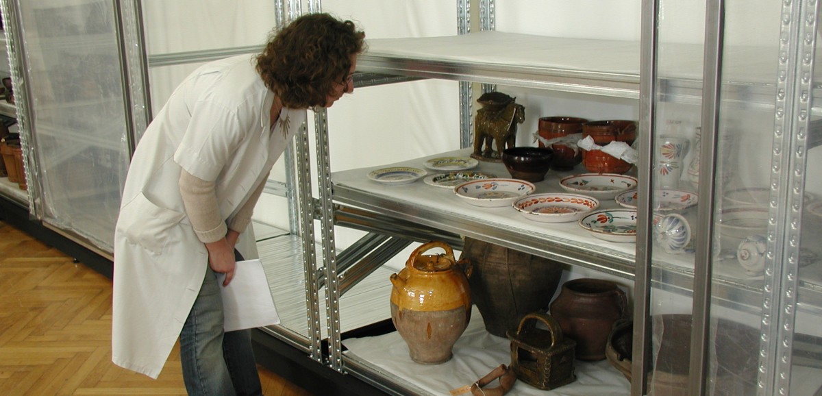 : Volontariat in der Keramiksammlung. Foto: Claudia Peschel-Wacha © Volkskundemuseum Wien