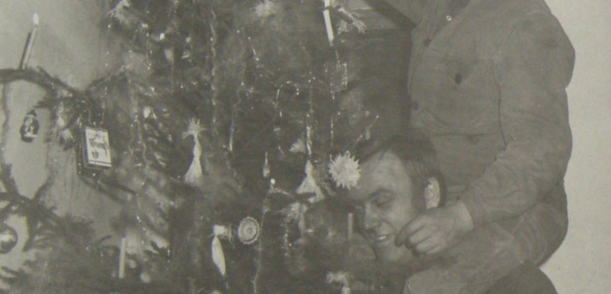 : Fotografie: Weihnachtsfeier im Schichtbetrieb der VOEST | Linz, 1971 | Aus der Fotosammlung des Österreichischen Museums für Volkskunde | Foto: Helene Grünn © Österreichisches Museum für Volkskunde
