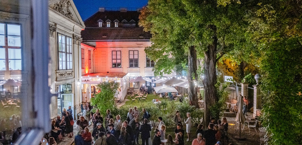 : Abendstimmung im sommerlichen Museumsgarten. Foto: Kollektiv Fischka / Kramar © Volkskundemuseum Wien