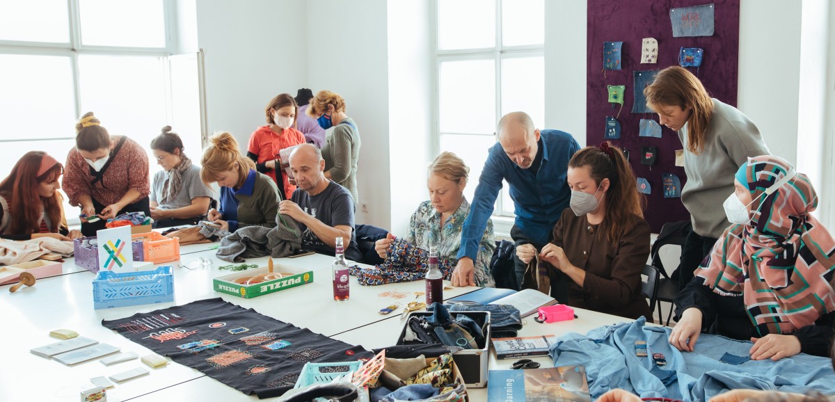 : RESI Slowfashion Visible Mending Workshop. Foto: Kollektiv Fischka / Stefanie Freynschlag © Volkskundemuseum Wien