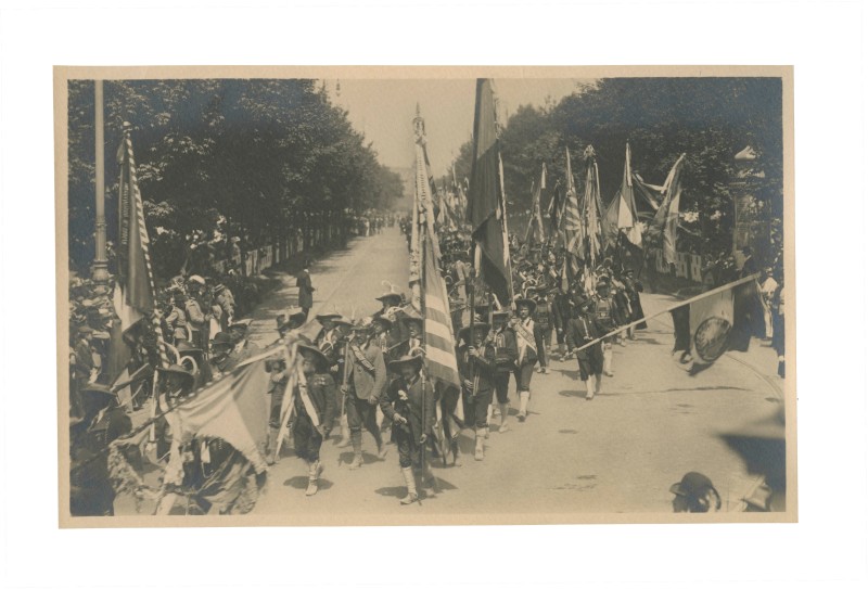 : Kaiser-Huldigungs Festzug Wien 1908: Nationalitäten Gruppe: Tirol, Schützen mit ihren historischen Fahnen | Josef Löwy | Wien | 1908