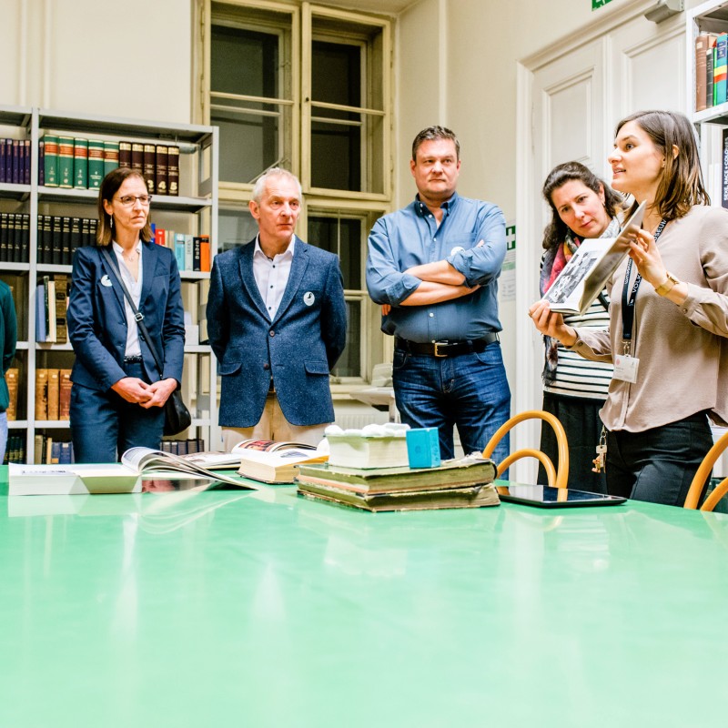 Kulturvermittlung im Lesesaal der Bibliothek. Foto: kollektiv fischka/kramar © Volkskundemuseum Wien