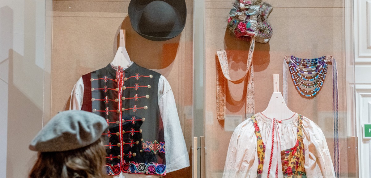 : Ausstellung „Gesammelt um jeden Preis! Warum Objekte durch den Nationalsozialismus ins Museum kamen und wie wir damit umgehen“ im Volkskundemuseum Wien 2023, Foto: Kollektiv Fischka / Kramar © Volkskundemuseum Wien