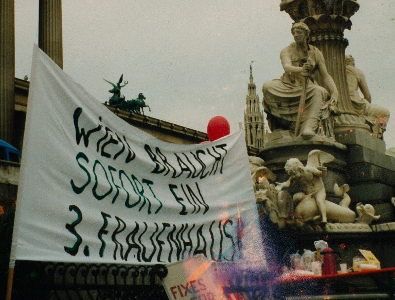 Kundgebung des Vereins Wiener Frauenhäuser 1994 vor dem Parlament mit der Forderung nach einem dritten Frauenhaus in Wien © Verein Wiener Frauenhäuser