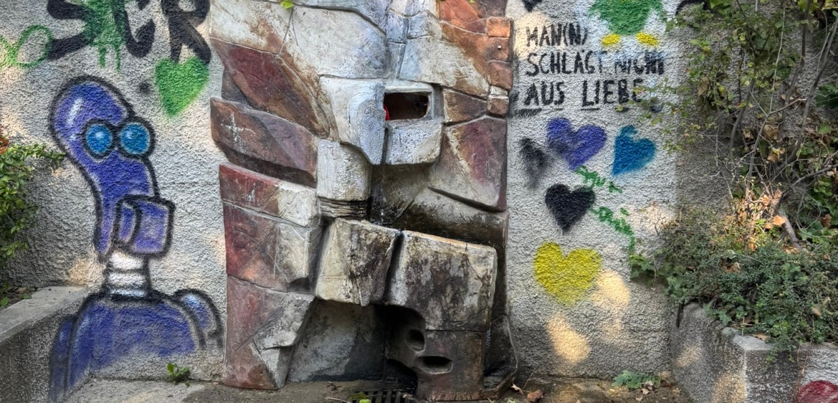 : Brunnen von Charlotte und Johannes Seidl an der Mauer des Luftschutzbunkers im Schönbornpark. Er wurde im Jahre 1987 errichtet und steht unter Denkmalschutz. Foto: Johanna Amlinger