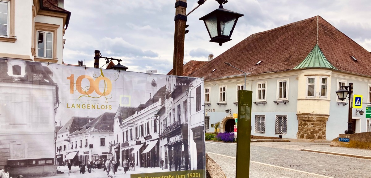 : Brücke über den Loisbach mit Blick auf das Museum, Foto: AJ 2025