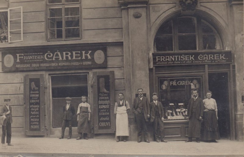 : Der Schuster František Čárek wirbt damit, seine Ausbildung bei der Handelskammer in Prag und Wien absolviert zu haben, um 1900 © FZHM 