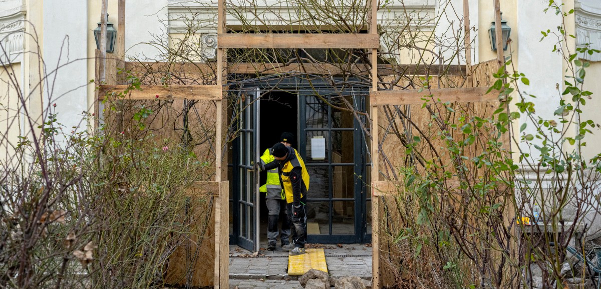 : Das Rosentor wird während der Sanierung gut geschützt, um zur Wiedereröffnung des Gartenpalais Schönborn in voller Pracht zu erblühen. Foto: Kollektiv Fischka / Kramar