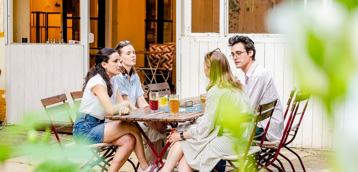 : Im Garten des Hildebrandt Café. Foto: Kollektiv Fischka / Kramar © Volkskundemuseum Wien