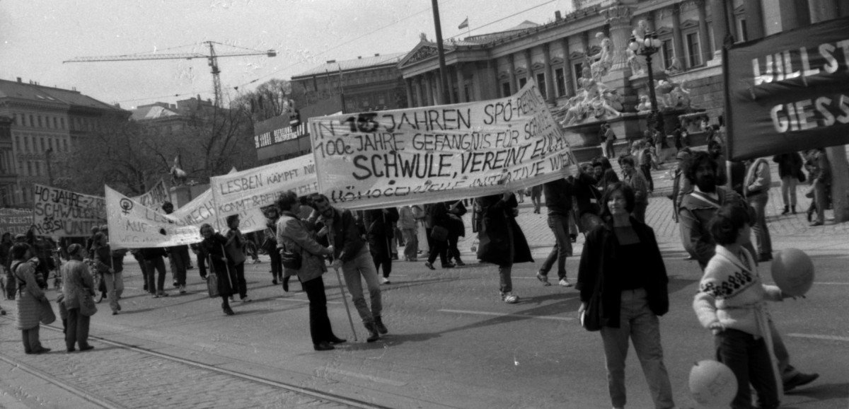 : „Historisiert euch!“ © Foto: "Erste Mai Demo 1985“  Foto HOSI Archiv