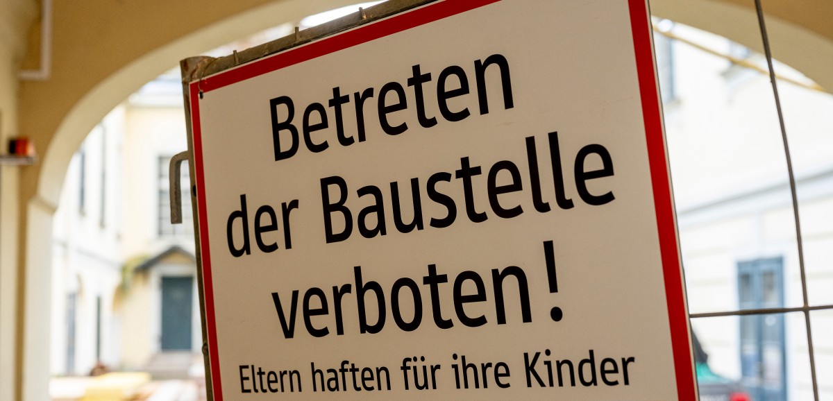 : Betreten der Baustelle verboten! Das Museumsgebäude bleibt während der Sanierung geschlossen. Seien sie gespannt, in was für einer Form wir 2026 wiedereröffnen werden. 