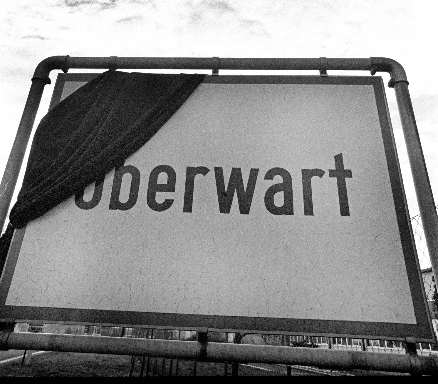 : Oberwart, 6.2.1995, Foto: Heribert Corn.
Die Wiener Wochenzeitung Falter veröffentlichte das Foto in seiner Ausgabe zu den Morden in Oberwart im Februar 1995 am Cover. Im Unterschied zu den meisten österreichischen Tageszeitungen und Zeitschriften verzichtete der Falter bewusst auf Fotos, die die Ermordeten zeigten.